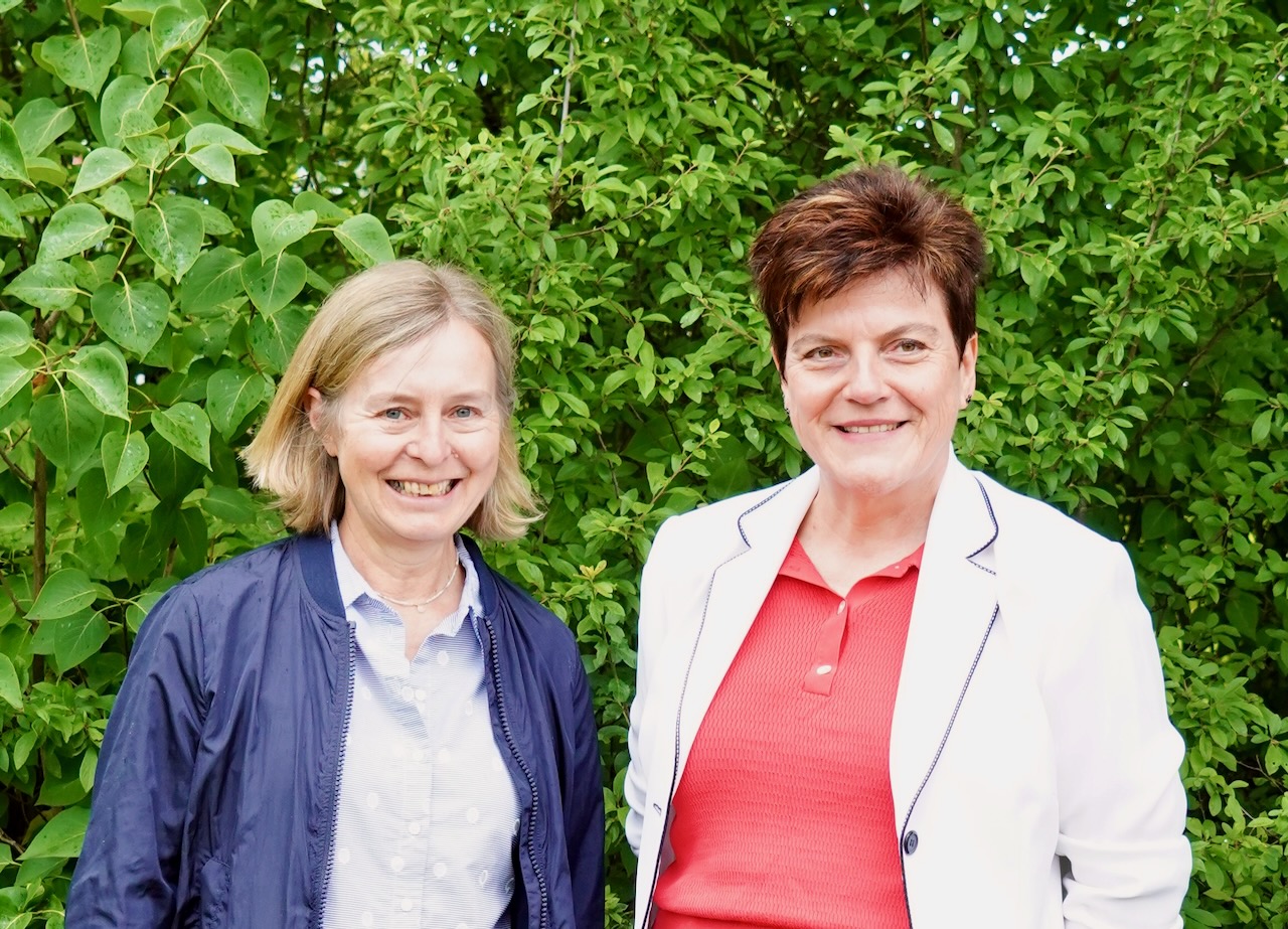 zwei Frauen vor einer grünen Hecke, Schulleitung der GS Stallwang