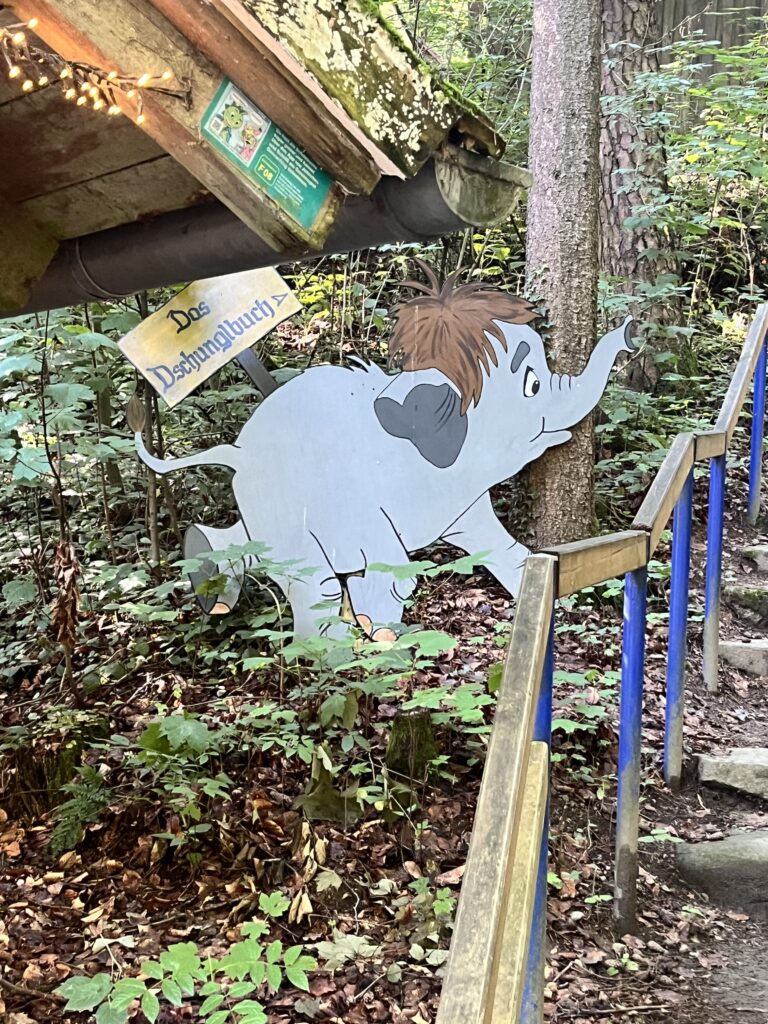 Ein kleiner Elefant im Wald